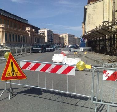 Nella foto in alto il cantiere che blocca via delle Grazie 