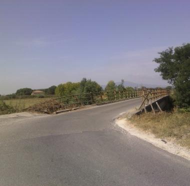 In alto il ponte sullEgola e qui sopra i ferri sporgenti della spalletta 