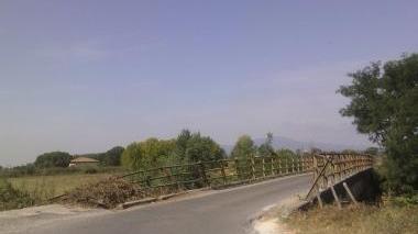 In alto il ponte sull’Egola e qui sopra i ferri sporgenti della spalletta