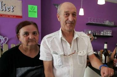 Sopra la coppia e il loro locale  