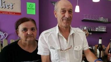 Sopra la coppia e il loro locale