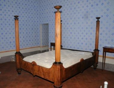 Nella foto grande il letto di Puccini, in quella piccola il suo grammofono 