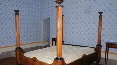 Nella foto grande il letto di Puccini, in quella piccola il suo grammofono