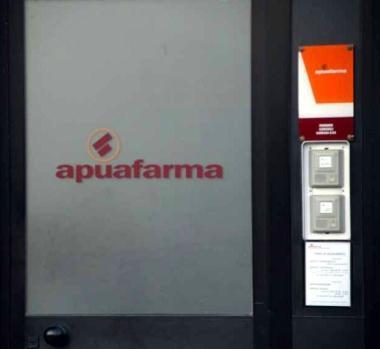 Il caos per i nuovi ticket e a destra la sede di Apuafarma   