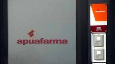 Il caos per i nuovi ticket e a destra la sede di Apuafarma