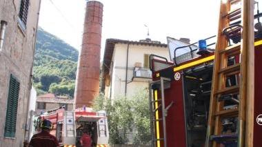 L’incendio della fabbrica della Briglia e uno dei titolari con il sindaco di Vaiano Annalisa Marchi