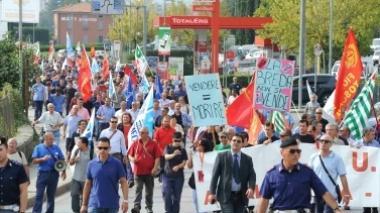 «Vendere AnsaldoBreda sarebbe uguale a morire» Migliaia alla manifestazione