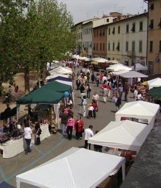 Un mercato in centro a Castello      