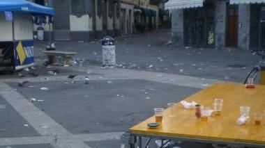<b>BICCHIERI. </b>Nella foto degli Amici del Centro piazza del Sale prima del passaggio della spazzatrice
