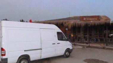 <b>FUORI ROTTA. </b>Il furgone davanti al locale