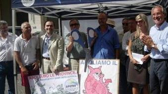 <b>ITALIA DEI VALORI.</b> Il tavolo per la raccolta delle firme lungo il corso
