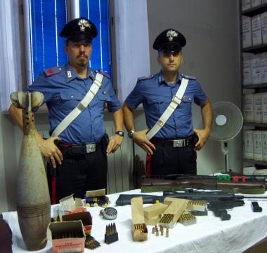 La bomba da mortaio e altre munizioni da guerra insieme alle armi che invece lartigiano deteneva regolarmente 