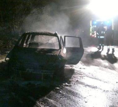 La Fiat Stilo distrutta dalle fiamme sulla strada di SantIlario 