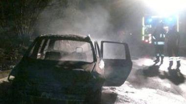 La Fiat Stilo distrutta dalle fiamme sulla strada di Sant’Ilario