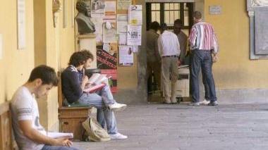 Alcuni studenti nel cortile del palazzo della Sapienza