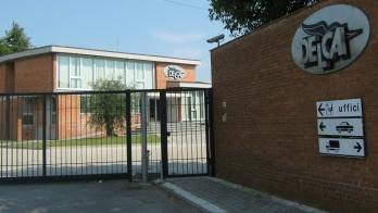 L’esterno dell’azienda chiusa da tempo