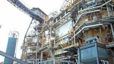 <b>QUERELLE</b> L’impianto di Scarlino Energia e a destra il sindaco Maurizio Bizzarri