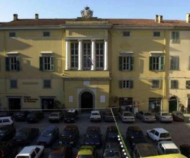 Il tribunale di Pontremoli e a destra Jacopo e Cosimo Ferri                    
