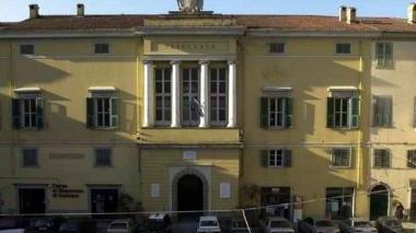 Il tribunale di Pontremoli e a destra Jacopo e Cosimo Ferri