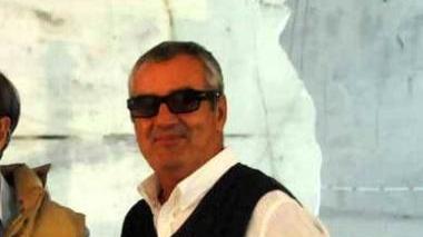 Andrea Ofretti, assessore all’Ambiente del Comune Accanto, alcuni bidoncini per la raccolta porta a porta