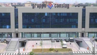 Sopra Filippo Bernocchi a sinistra la sede Consiag 