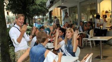Le miss giovedì sera mentre fanno il loro ingresso sulla piazzetta di Montecatini Alto; in alto alcuni momenti della giornata di ieri, con lo shopping al Grocco e l’aperitivo sul viale 4 Novembre