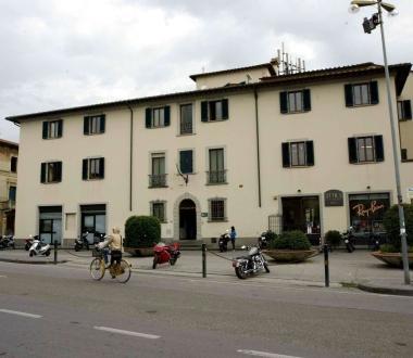 Una verifica su un impianto e accanto la sede del Circondario
