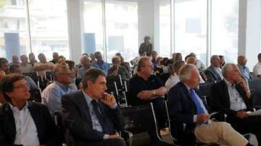 L’incontro all’Authority portuale nella foto grande il porto e in basso a sinistra lo striscione affisso dagli ambientalisti