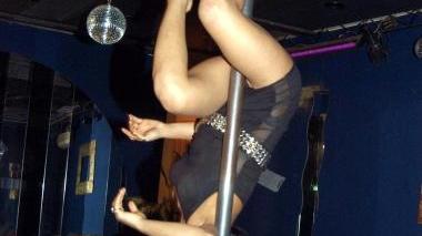Ballerina impegnata in uno spettacolo di lap dance (foto d’archivio)