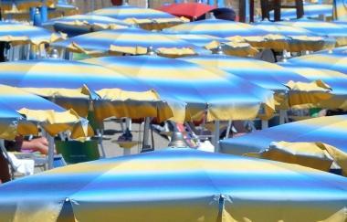 Ombrelloni in uno stabilimento balneare 
