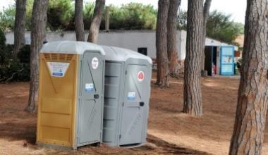 Pochi bagni pubblici a Baratti, ora chi va in bagno al ristorante paga 50 centesimi
