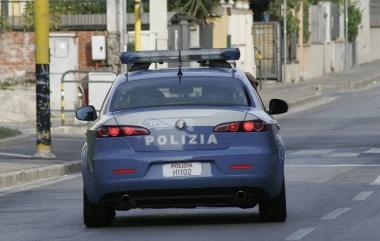 Buttata in terra e scippata davanti alla porta di casa