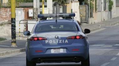 Buttata in terra e scippata davanti alla porta di casa