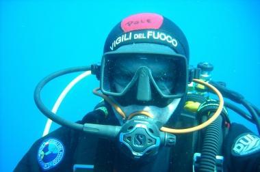 Un sub dei vigili del fuoco in azione 