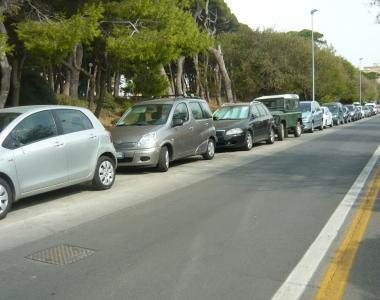 <b>IL RAID.</b> Sulle auto parcheggiate lungo via litoranea 