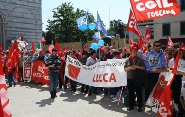 Lavoratori durante un corteo 