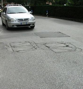 I tombini della discordia ricoperto da leggero asfalto 