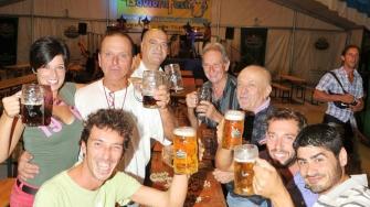 Visitatori del Bavierfest assaggiano la birra tedesca