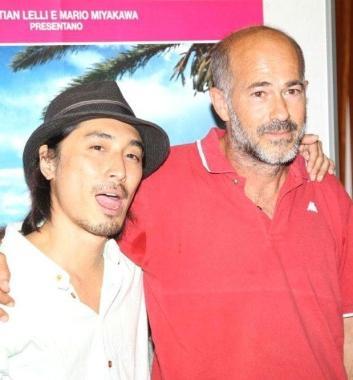 Akram Telawe, protagonista del film Pink Subaru, nella foto col regista giapponese Kazuya Ogawa               
