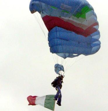 Un aviolancio della Marina durante una festa tricolore