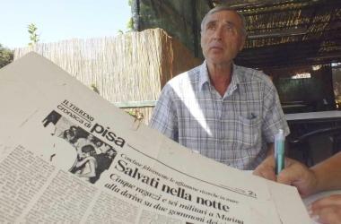 Lex vigile del fuoco Giovanni Del Bravo con una copia del Tirreno del 1982 