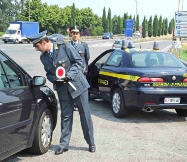 Fiamme gialle durante un controllo al casello dellA11   