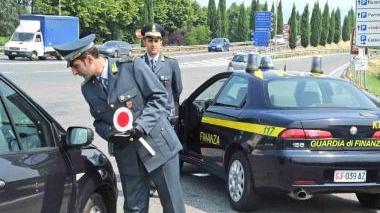 Fiamme gialle durante un controllo al casello dell’A11