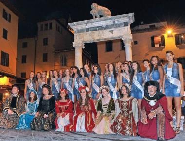Le miss davanti al leoncino e in piazza del Duomo    