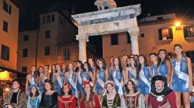 Le miss davanti al leoncino e in piazza del Duomo