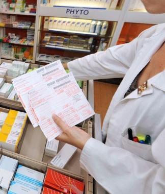 Farmacista prepara le medicine per un cliente   