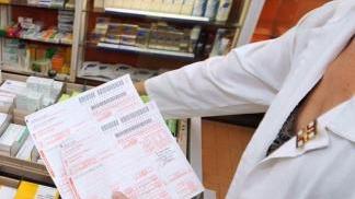 Farmacista prepara le medicine per un cliente