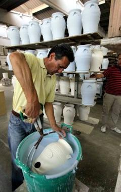 Si lavora la ceramica in un’azienda specializzata
