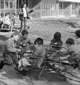 Bambini giocano alla scuola materna         