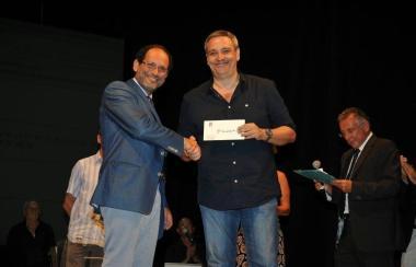 <b>PREMIO.</b> Il vincitore del premio Giallo Maurizio de Giovanni premiato da Antonino Ingroia al teatro dellOlivo      